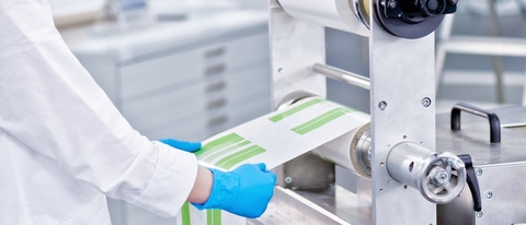 In SAUERESSIG’s c.INKTEC Innovation Center, a staff member checks the color values on the press In SAUERESSIG’s c.INKTEC Innovation Center, a staff member checks the color values on the press