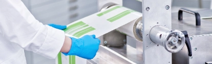 In SAUERESSIG’s c.INKTEC Innovation Center, a staff member checks the color values on the press