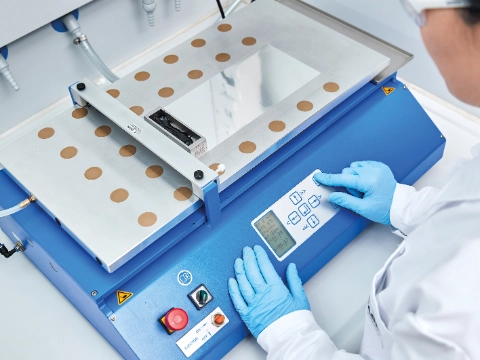 Globally, BASF is conducting research into innovative cathode materials that make electromobility a reality. BASF’s innovations for high-performance lithium-ion batteries will help double the real range of a mid-size car from 300 to 600 km by 2025 and significantly reduce the charging time of electric vehicles.
For the production of small test batteries, a scientist pours the cathode material paste on an aluminum foil. The cast film will then be dried and compacted. Later it will become the cathode, the positive pole of a lithium-ion battery.