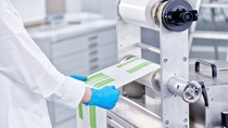 In SAUERESSIG’s c.INKTEC Innovation Center, a staff member checks the color values on the press In SAUERESSIG’s c.INKTEC Innovation Center, a staff member checks the color values on the press